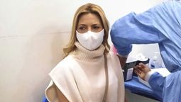 La primera dama Fabiola Yáñez al momento de recibir la primera dosis de vacuna contra el Covid..