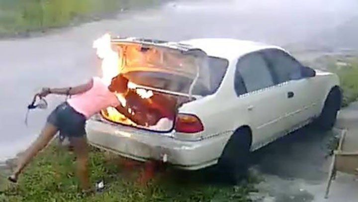 Quiso vengarse de su ex incendiándole el auto pero... se equivocó