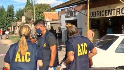 Las dos personas trabajaban en el taller cuando llegaron dos sujetos en una moto y los atacaron a balazos, provocando la muerte de un joven de 24 años