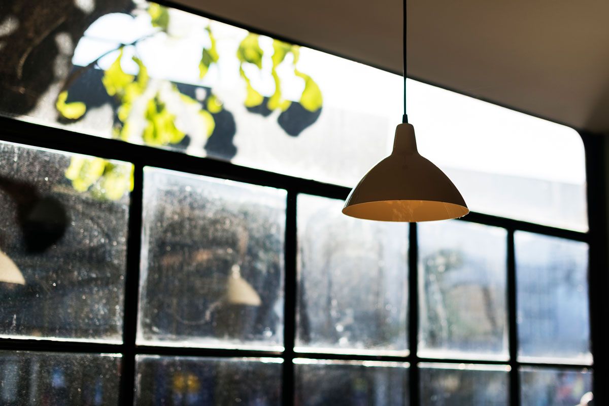 Para aprovechar los beneficios de la neuroarquitectura. Una ventana que conecta con el exterior recibe iluminación natural directa y amplifica la luz. Crédito: Freepik. Para aprovechar los beneficios de la neuroarquitectura. Una ventana que conecta con el exterior recibe iluminación natural directa y amplifica la luz. Crédito: Freepik.