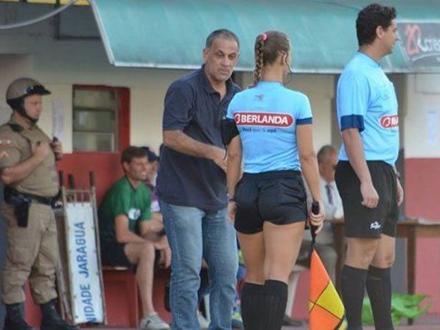 Se fue de mambo con una sensual juez de línea y lo expulsaron