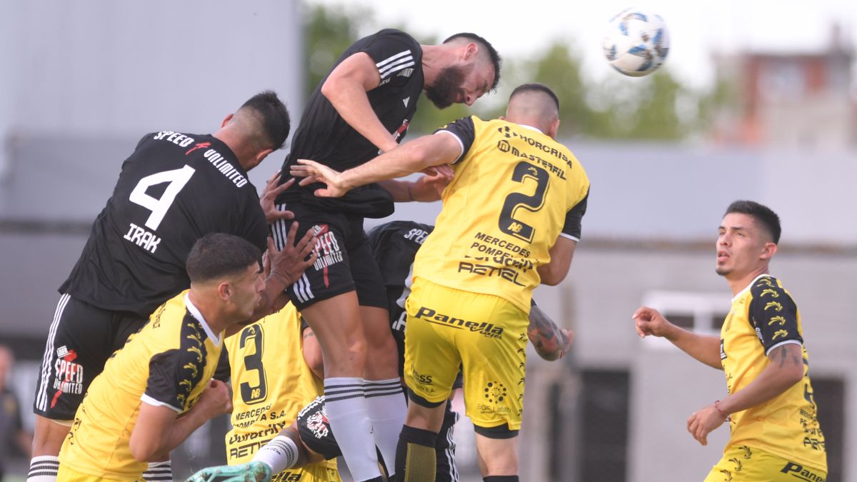 Eric Tovo ganó arriba y de cabeza abrió el marcador para Deportivo Riestra. Eric Tovo ganó arriba y de cabeza abrió el marcador para Deportivo Riestra.