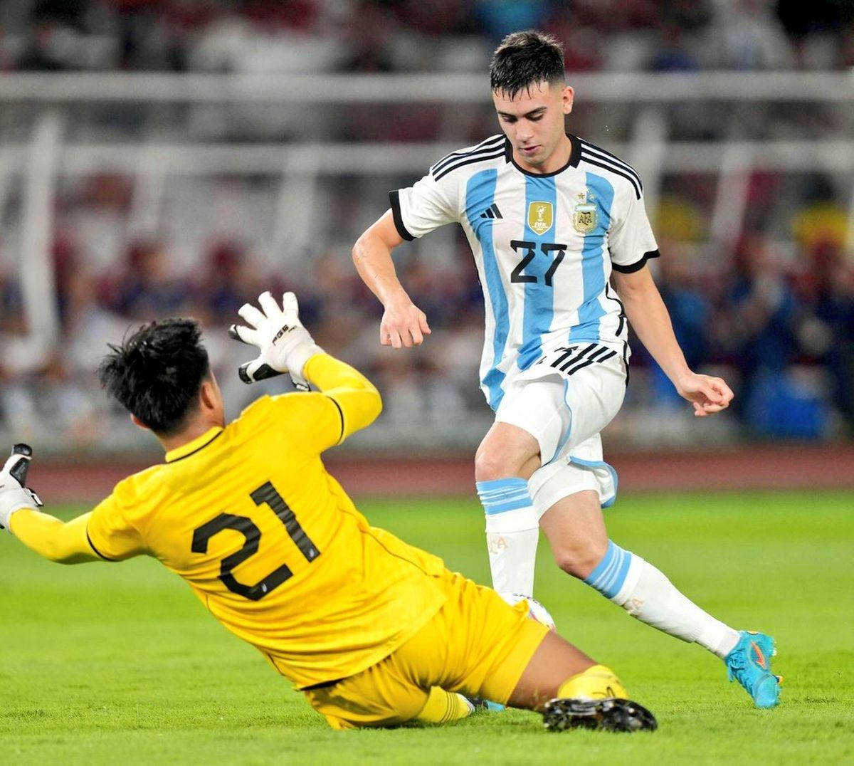 Facundo Buonanotte con la camiseta 27 de la Selección argentina Facundo Buonanotte con la camiseta 27 de la Selección argentina