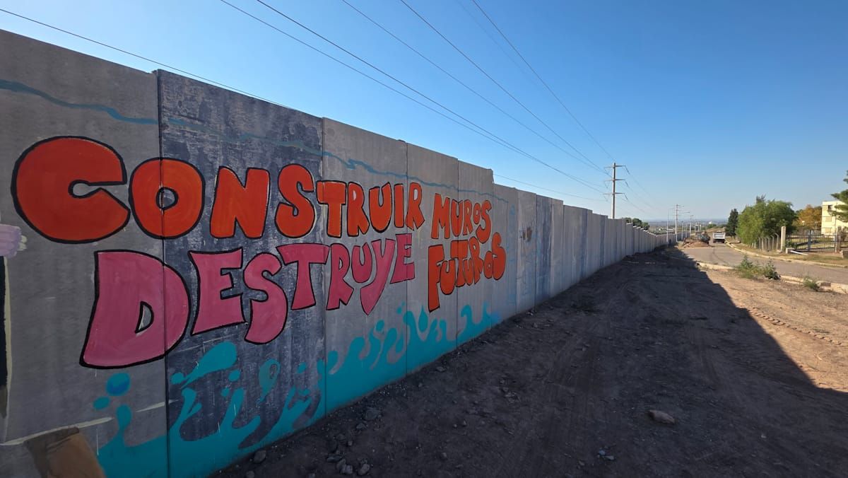 En este tiempo de paralización de la obra, parte del muro fue intervenido con grafitis anónimos. En este tiempo de paralización de la obra, parte del muro fue intervenido con grafitis anónimos.