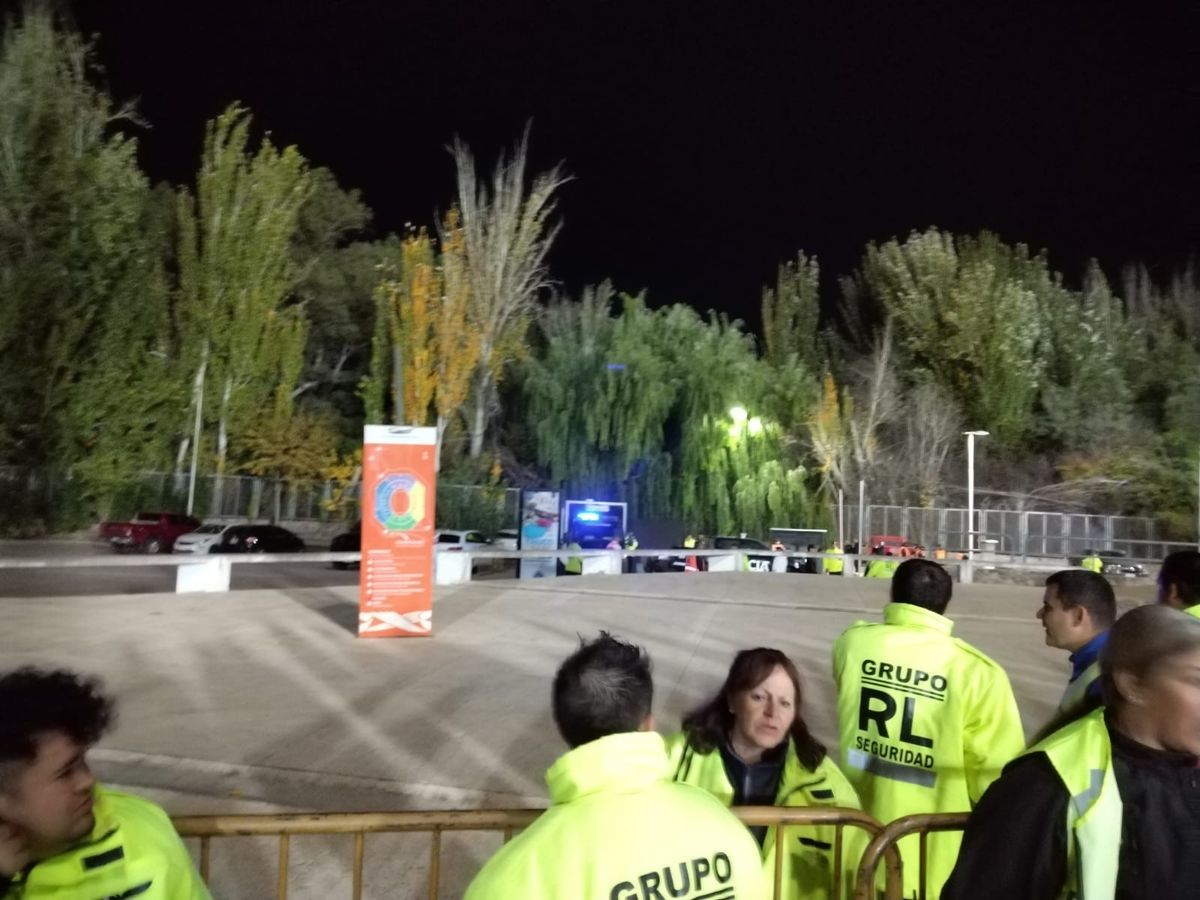 Policía Científica se hizo presente en el lugar para trabajar sobre la muerte de este hombre. Policía Científica se hizo presente en el lugar para trabajar sobre la muerte de este hombre.
