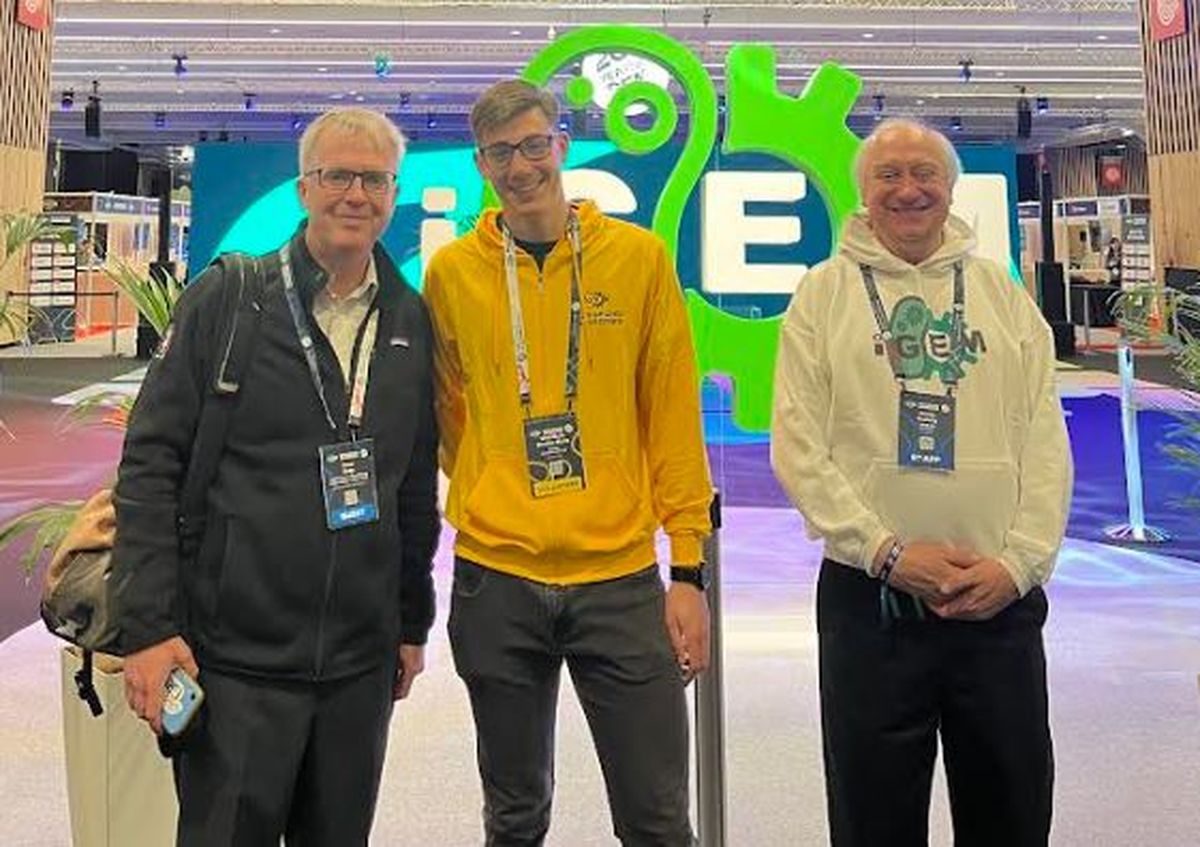 Uriel Miralles con otros de los participantes del Mundial de Biotecnología. Uriel Miralles con otros de los participantes del Mundial de Biotecnología.