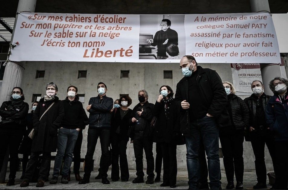 En el retorno a clases, los alumnos de todas las escuelas de Francia homenajearon con un minuto de silencio al profesor Samuel Paty, asesinado el pasado 16 de octubre por un joven islamista
