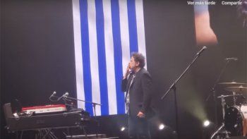 Andrés Calamaro pidió probar la marihuana legal uruguaya en pleno show