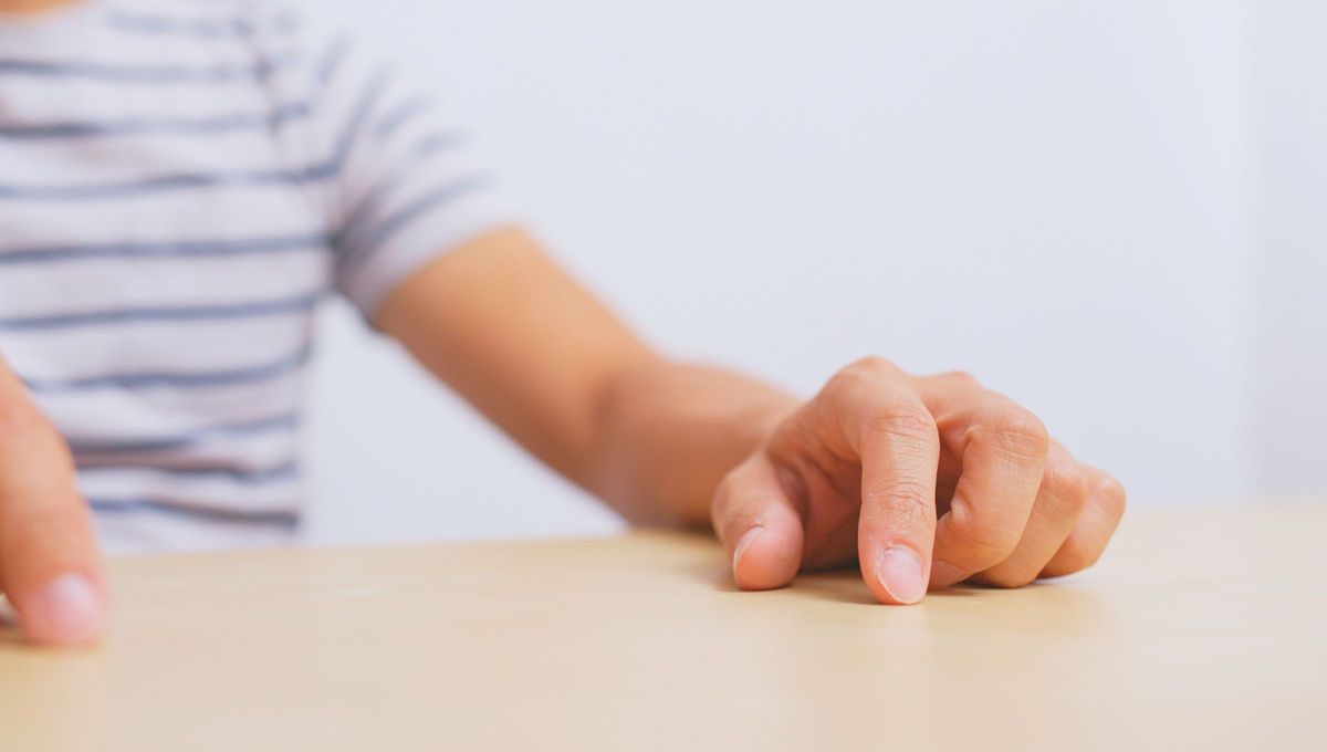 Golpetear de los dedos contra algún objeto es signo de impaciencia y ligero sentimiento de apremio. Golpetear de los dedos contra algún objeto es signo de impaciencia y ligero sentimiento de apremio.