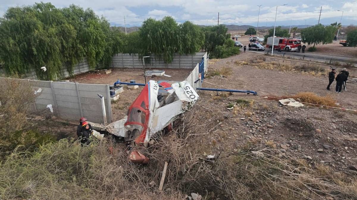 La avioneta que se estrelló este viernes 21 de junio venía tripulada por dos personas que lograron salir caminando de la cabina. Sin embargo, están internadas.&nbsp;
