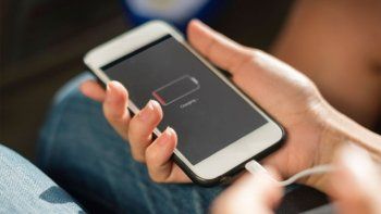 Murió electrocutado mientras cargaba el celular