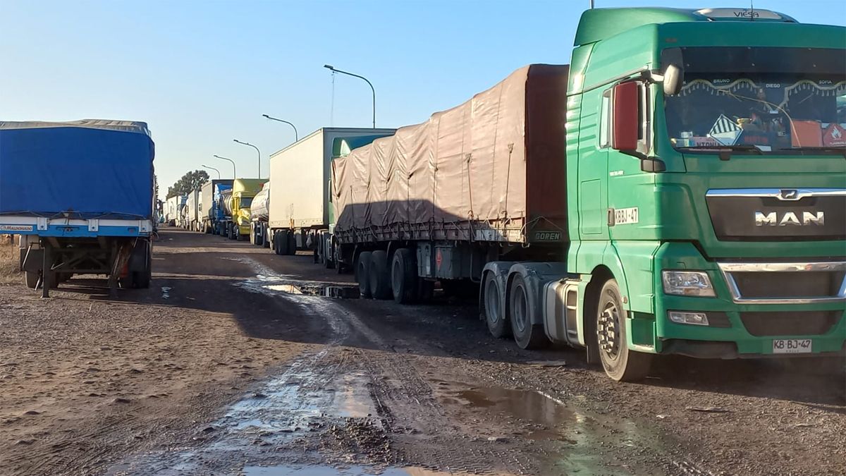 El paso a Chile cerró hace dos días y ya hay casi 700 camiones varados para poder cruzar