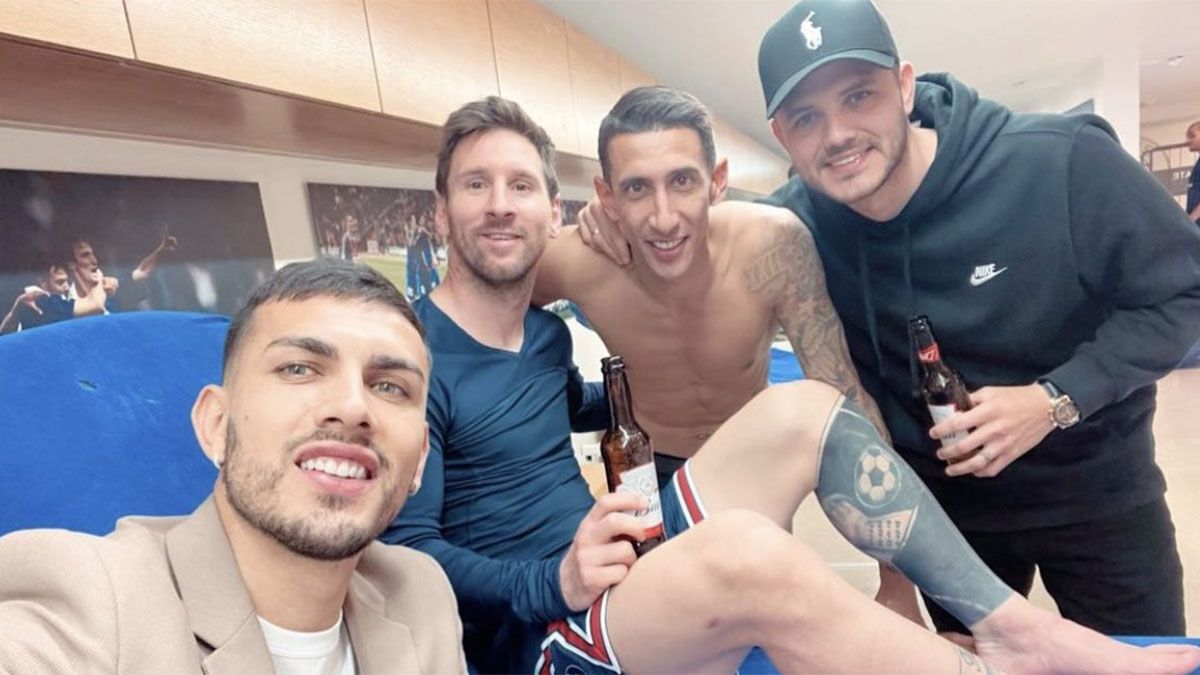 Paredes, Messi. Di María e Icardi posan para la foto. PSG es campeón de la Ligue 1.