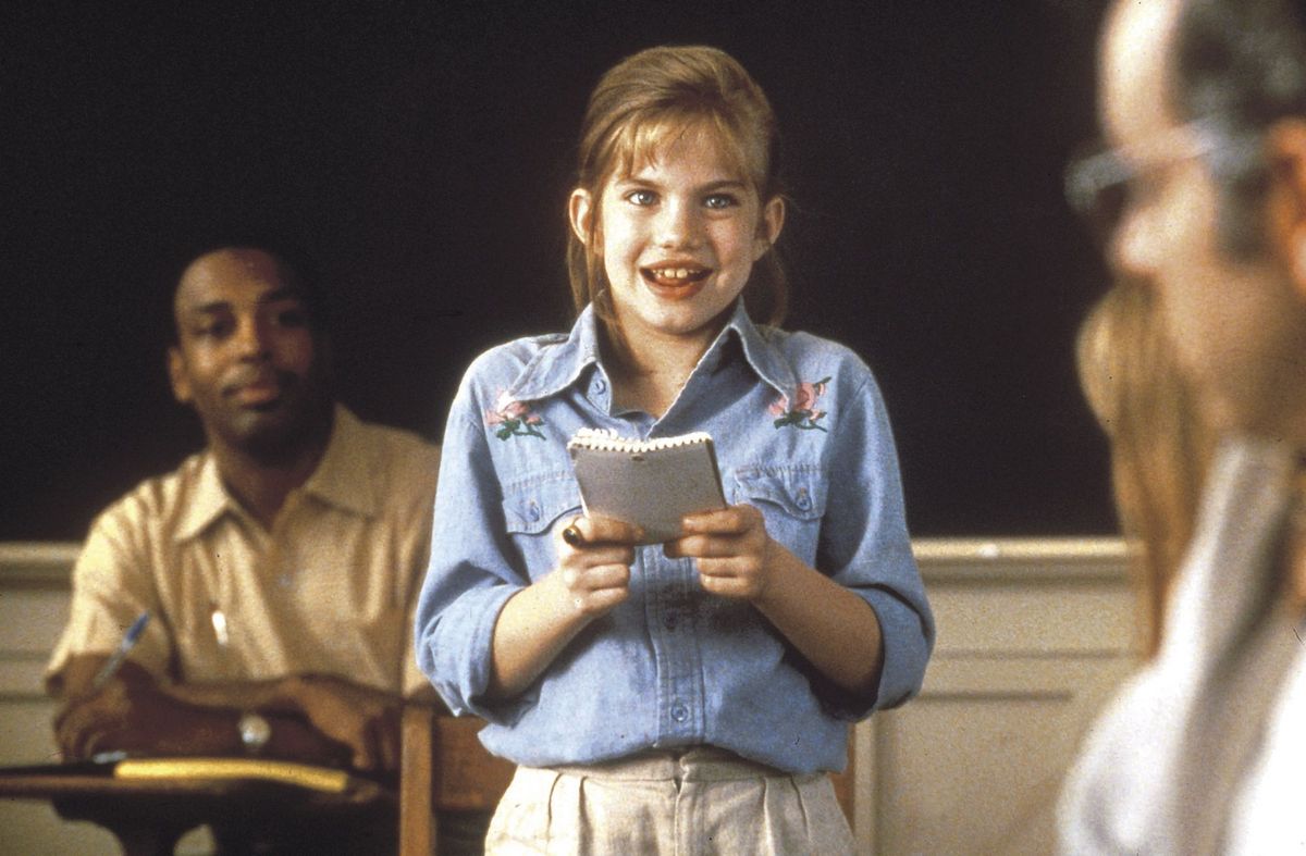 Vada leyendo un poema en el curso que daba su maestro de clases. Vada leyendo un poema en el curso que daba su maestro de clases.