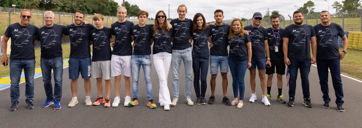 Franco Colapinto junto al equipo de Bullet Sports Management.