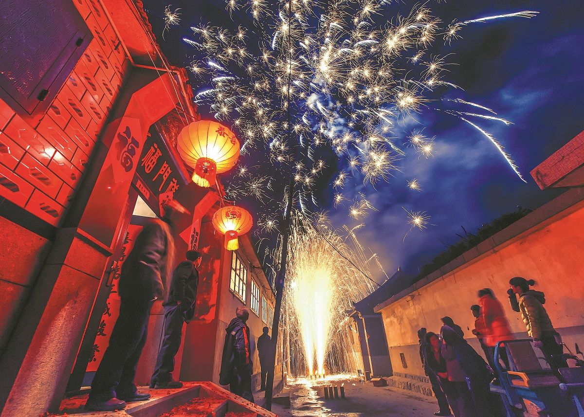 En Yantai, provincia de Shandong, los residentes contemplan un espectáculo deslumbrante de fuegos artificiales. JI TIANSHENG / PARA CHINA DAILY