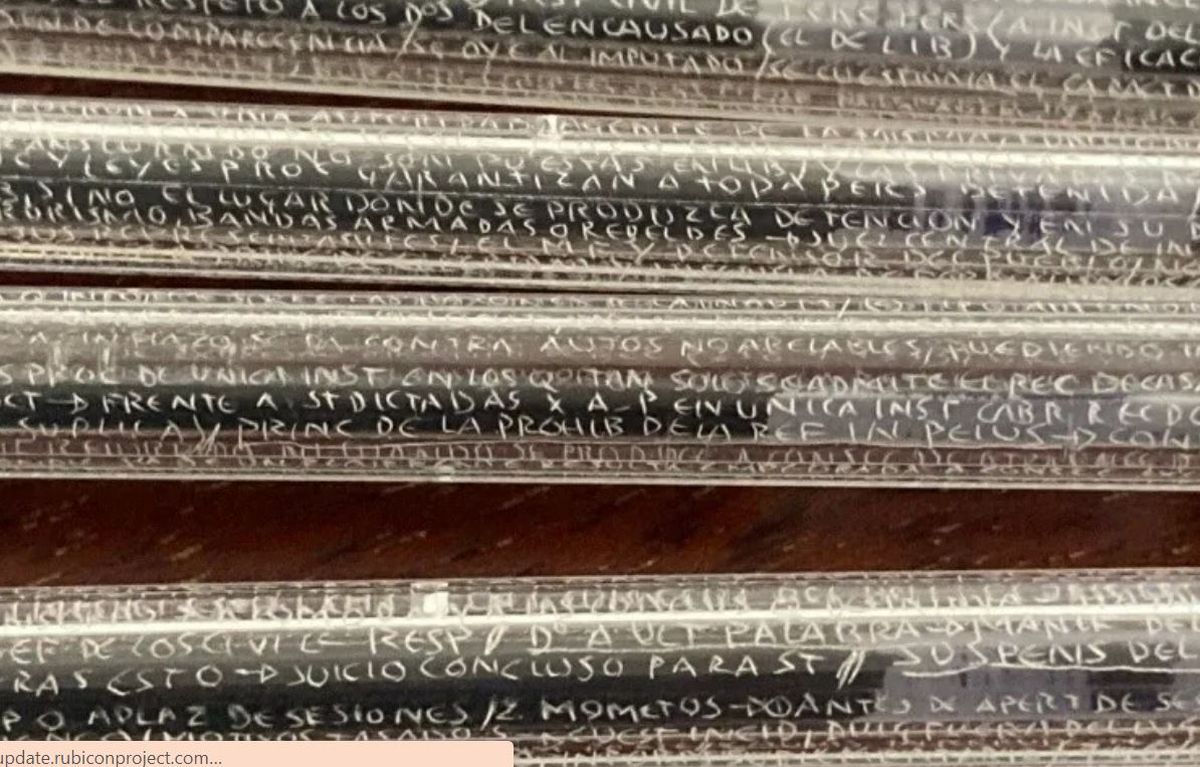 Ingenio para copiar. Una profesora mostró el ingenioso truco de un joven para copiarse.