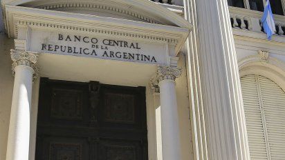 El Banco Central de la República Argentina (BCRA)  sigue interniviendo para controlar los mercados paralelos.