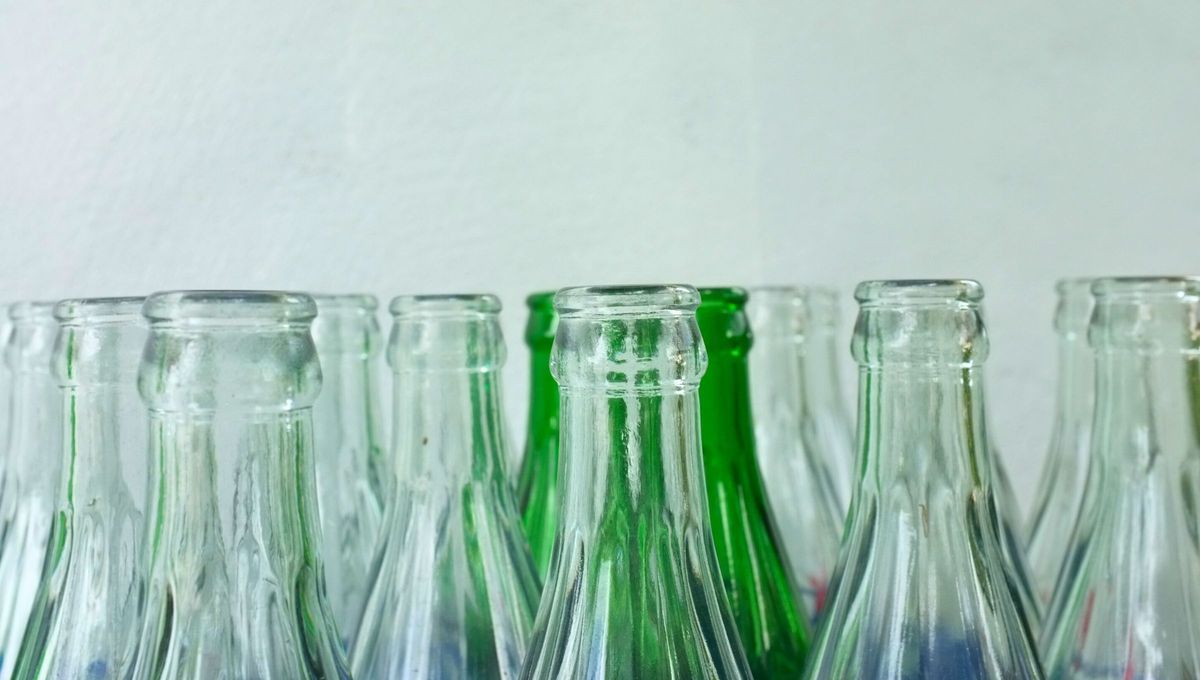 El reciclaje de las botellas de vidrio es el proceso mediante el cual se convierten desechos u objetos de vidrio en materiales que servirán para la creación de nuevos productos. El reciclaje de las botellas de vidrio es el proceso mediante el cual se convierten desechos u objetos de vidrio en materiales que servirán para la creación de nuevos productos.