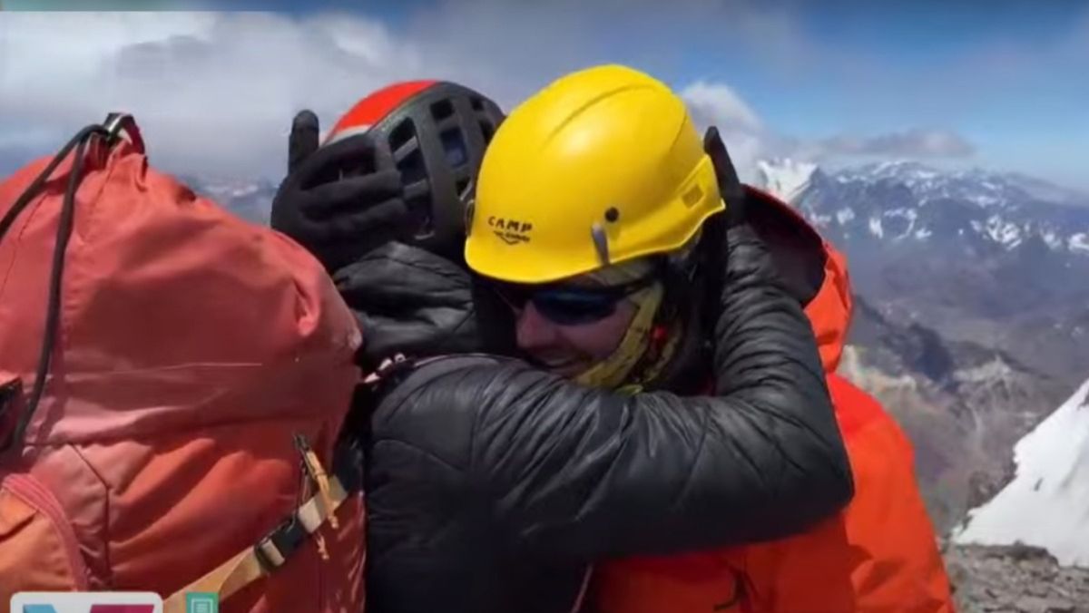 El abrazo de parte del equipo cumbre al llegar a la cima del Aconcagua, que fue transmitido en vivo por El Siete. El abrazo de parte del equipo cumbre al llegar a la cima del Aconcagua, que fue transmitido en vivo por El Siete.