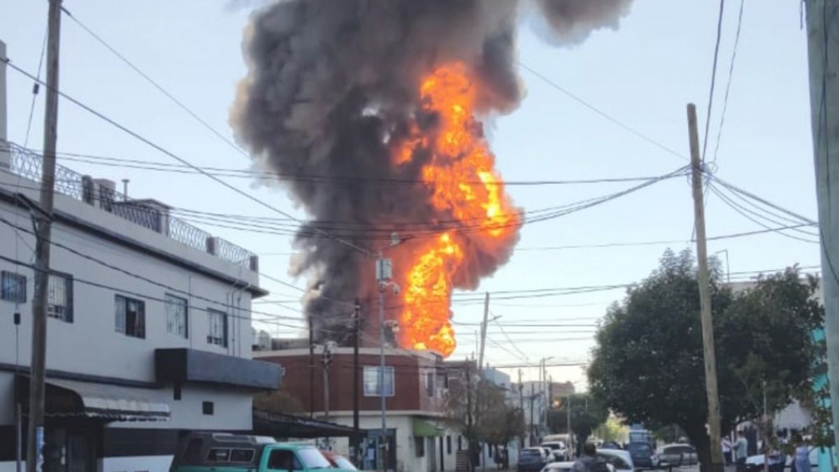 El incendio se desató pasadas las 11 de la mañana en un depósito de solventes, en Lanús, y provocó temor entre los vecinos