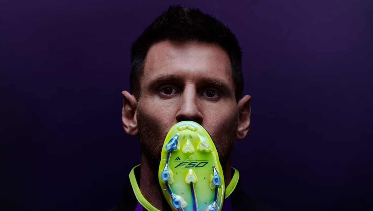 Lionel Messi publicó una imagen donde se lo ve besando a la nueva creación de Adidas
