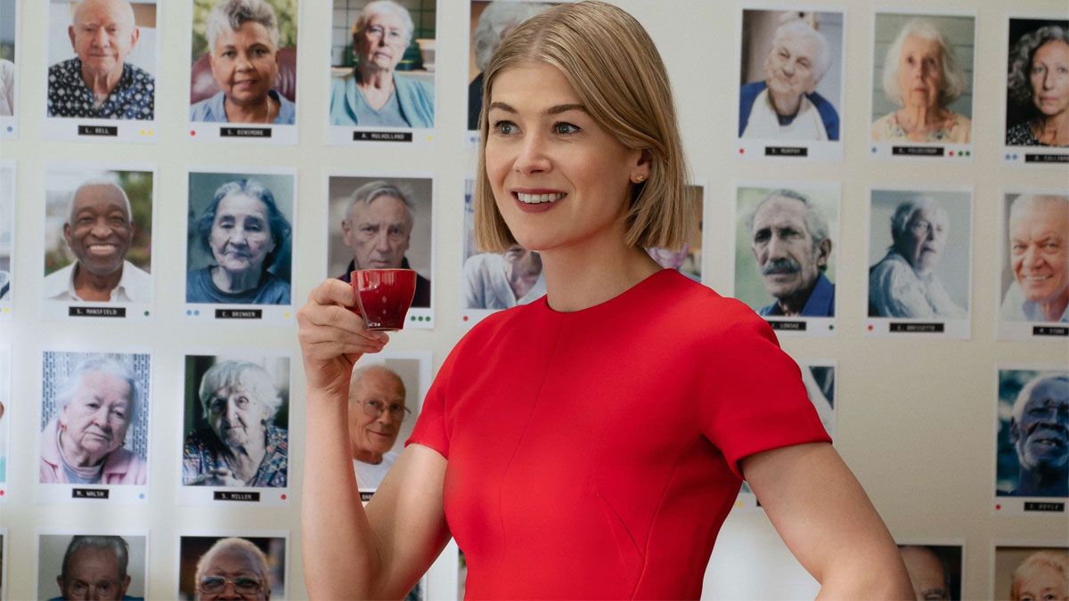 La actriz Rosamund Pike fue muy aclamada por su papel protag&oacute;nico, interpretando a Marla Grayson en la pel&iacute;cula de Netflix.