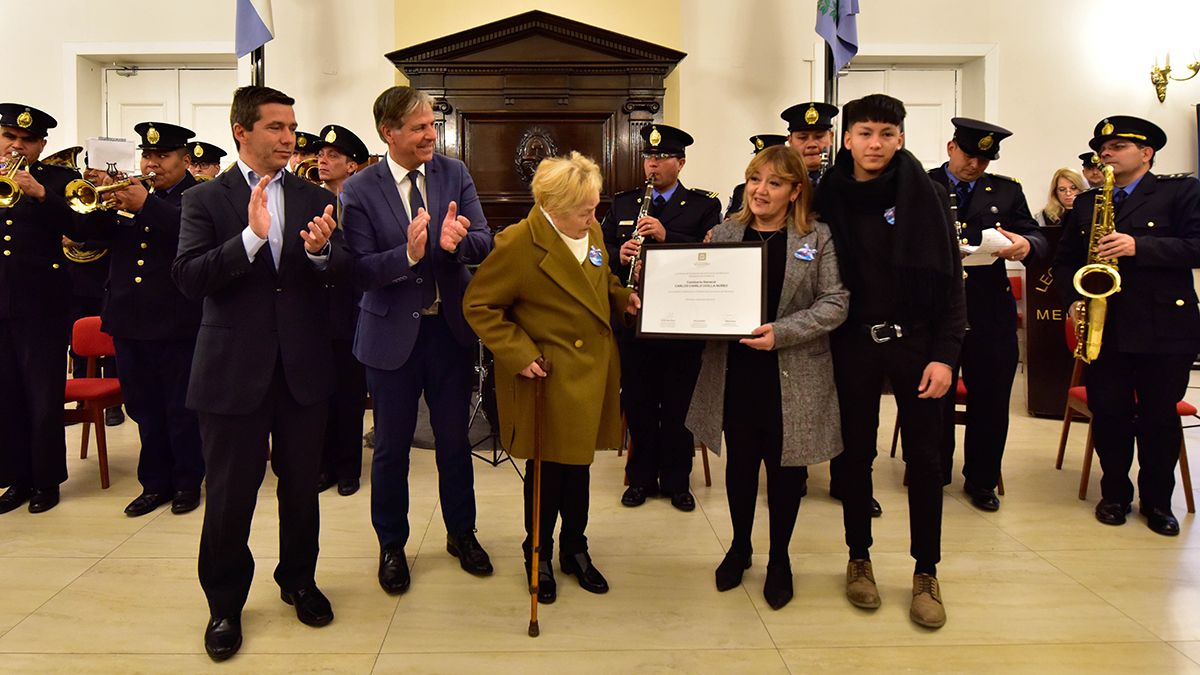 Familiares de Camilo Uvilla durante el homenaje en la Legislatura.