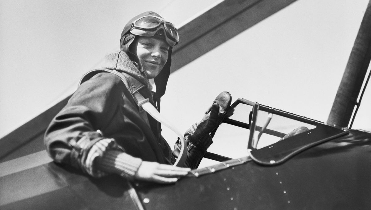 Amelia Earhart en la cabina de su autogiro después de establecer un nuevo récord de altitud para mujeres en aviones de este tipo Amelia Earhart en la cabina de su autogiro después de establecer un nuevo récord de altitud para mujeres en aviones de este tipo