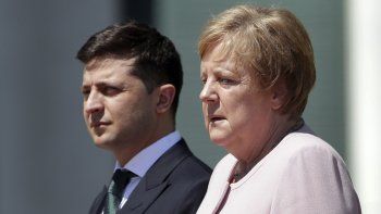 El temblor de la canciller alemana Ángela Merkel, que preocupó a todo el mundo