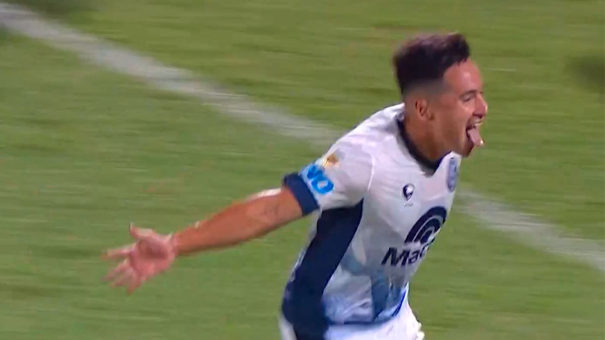 Luciano Gómez festeja con todo su segundo gol a Belgrano. Un gol para poner en un cuadro. Luciano Gómez festeja con todo su segundo gol a Belgrano. Un gol para poner en un cuadro.