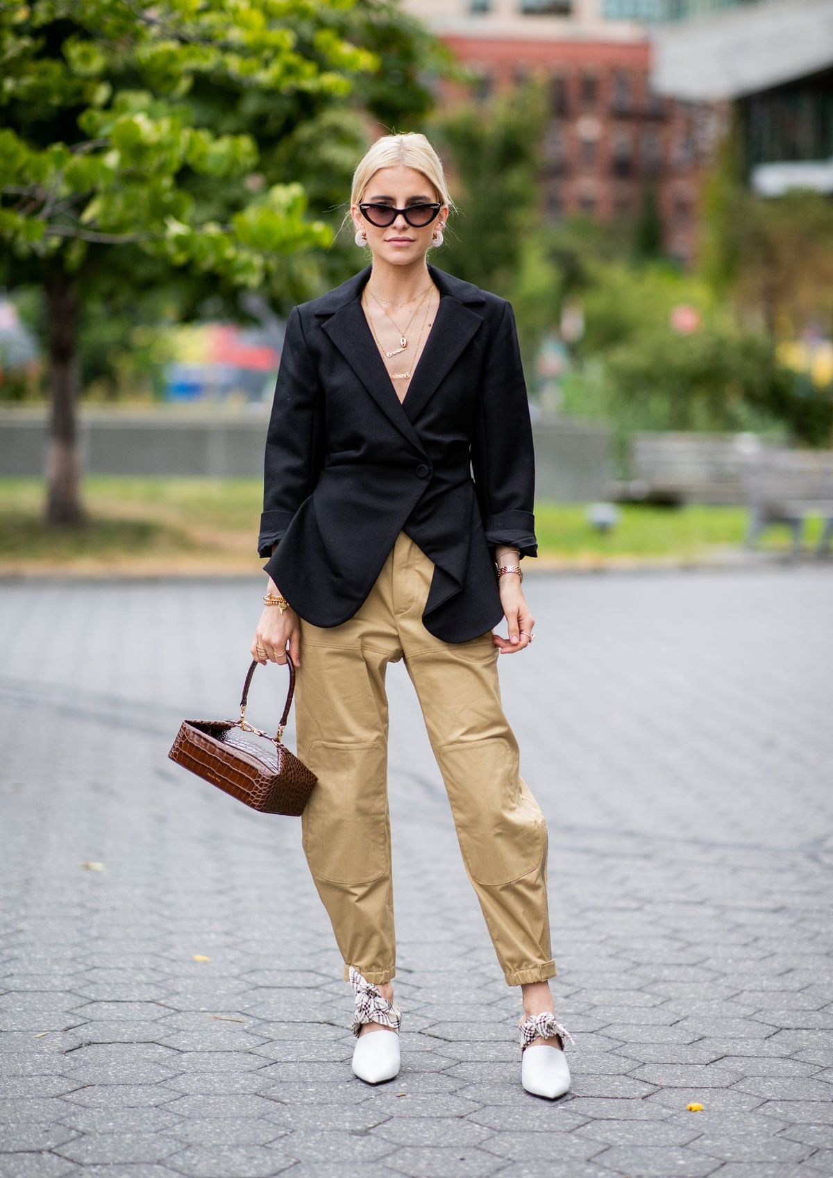 Caroline Daur lleva un blazer entallado con pantalón tipo chino. Imagen: Instagram. Caroline Daur lleva un blazer entallado con pantalón tipo chino. Imagen: Instagram.
