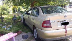 estaciono sobre tumbas para dejar el auto en la sombra