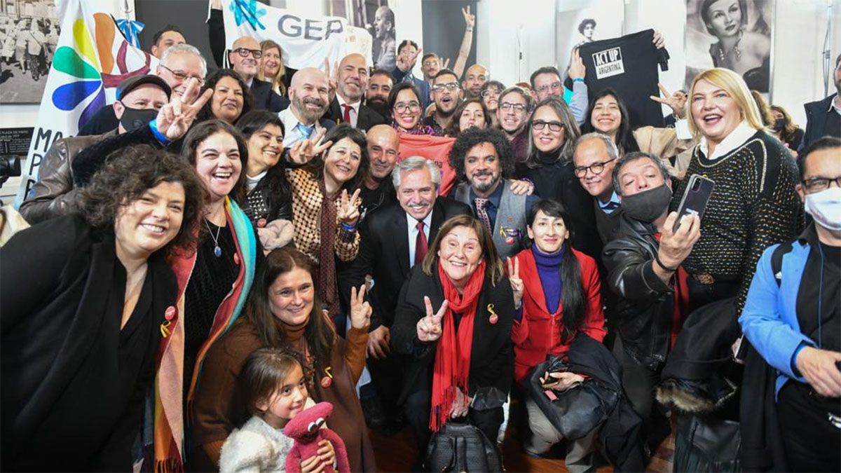 Alberto Fernández y numerosos funcionarios durante la promulgación de las leyes que benefician a pacientes con VIH y con cáncer.