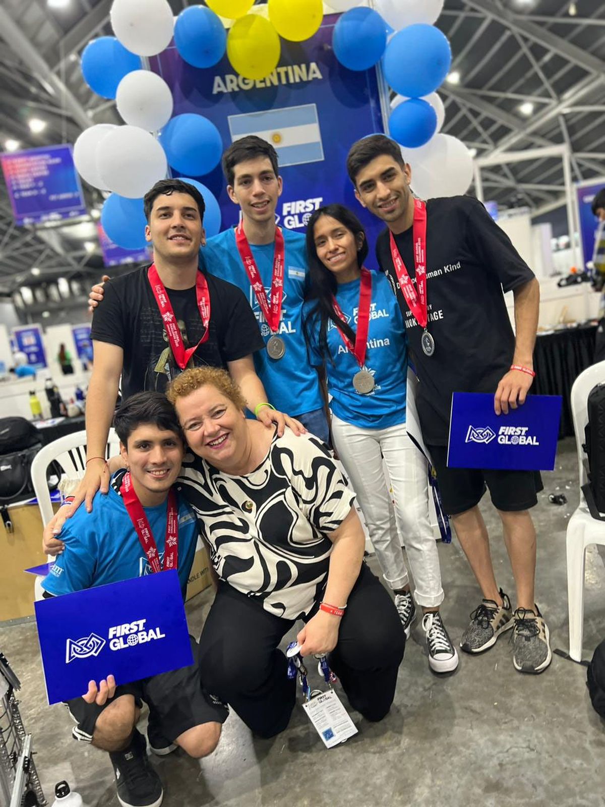 Graciela Bertancud, presidenta de la Fundación Tomás Alva Edison, en Singapur junto a los creadores de Gauchobot. Graciela Bertancud, presidenta de la Fundación Tomás Alva Edison, en Singapur junto a los creadores de Gauchobot.