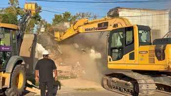 Demolieron una casa en Guaymallén que usurparon y era usada por delincuentes Demolieron una casa en Guaymallén que usurparon y era usada por delincuentes