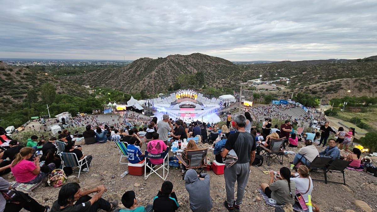 Como todos los años, se espera que cientos de personas elijan los cerros para ver la Vendimia 2025. Como todos los años, se espera que cientos de personas elijan los cerros para ver la Vendimia 2025.