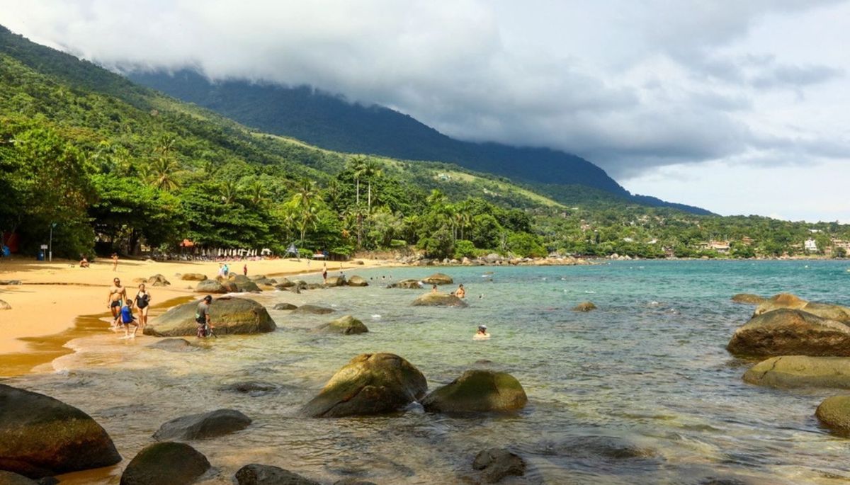 La playa escondida de Brasil que tiene piscinas naturales de aguas turquesas