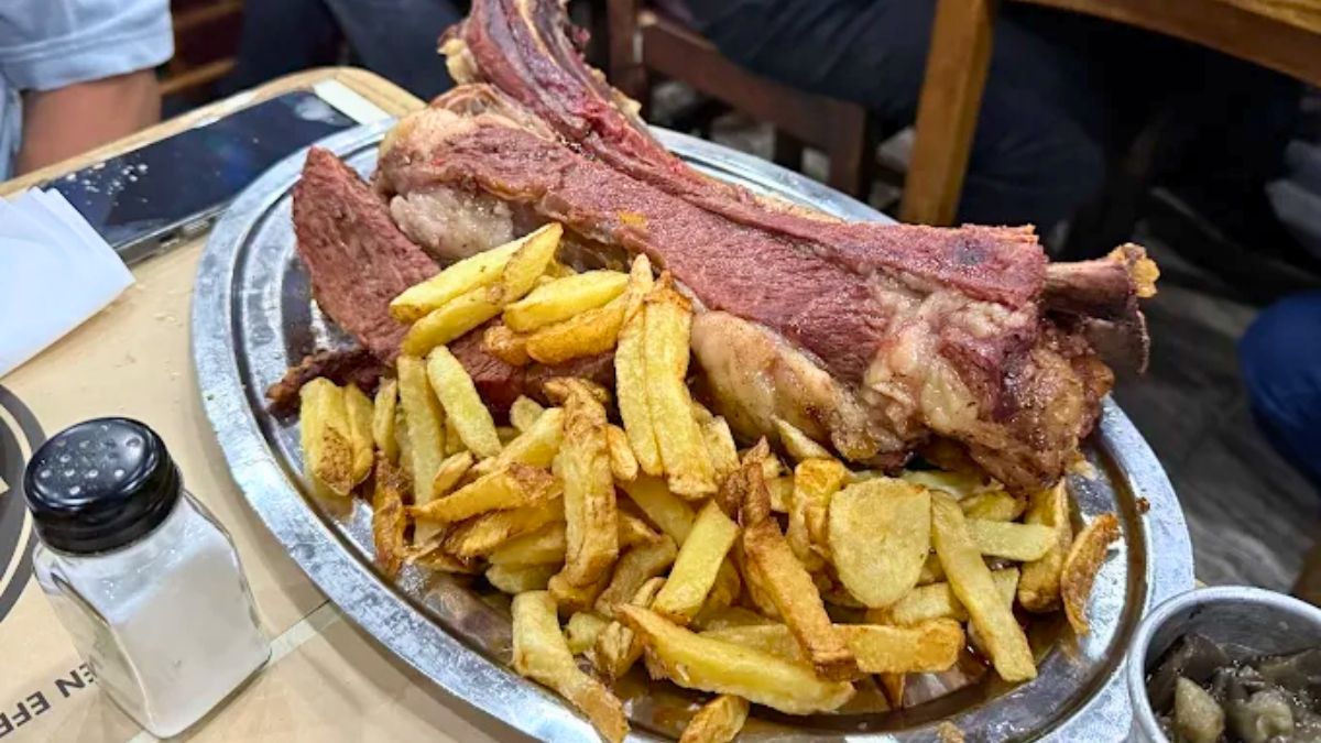 El bodegón también ofrece típica comida española.