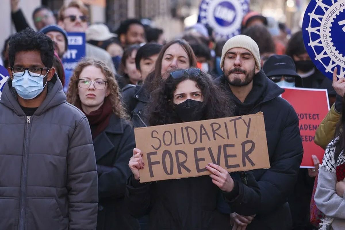 Varias personas protestan contra el cumplimiento por parte de la Universidad de Columbia de las exigencias de la administración del presidente Trump a la universidad fuera del campus en Nueva York, Nueva York, Estados Unidos. Crédito: EFE/EPA/SARAH YENESEL. Varias personas protestan contra el cumplimiento por parte de la Universidad de Columbia de las exigencias de la administración del presidente Trump a la universidad fuera del campus en Nueva York, Nueva York, Estados Unidos. Crédito: EFE/EPA/SARAH YENESEL.