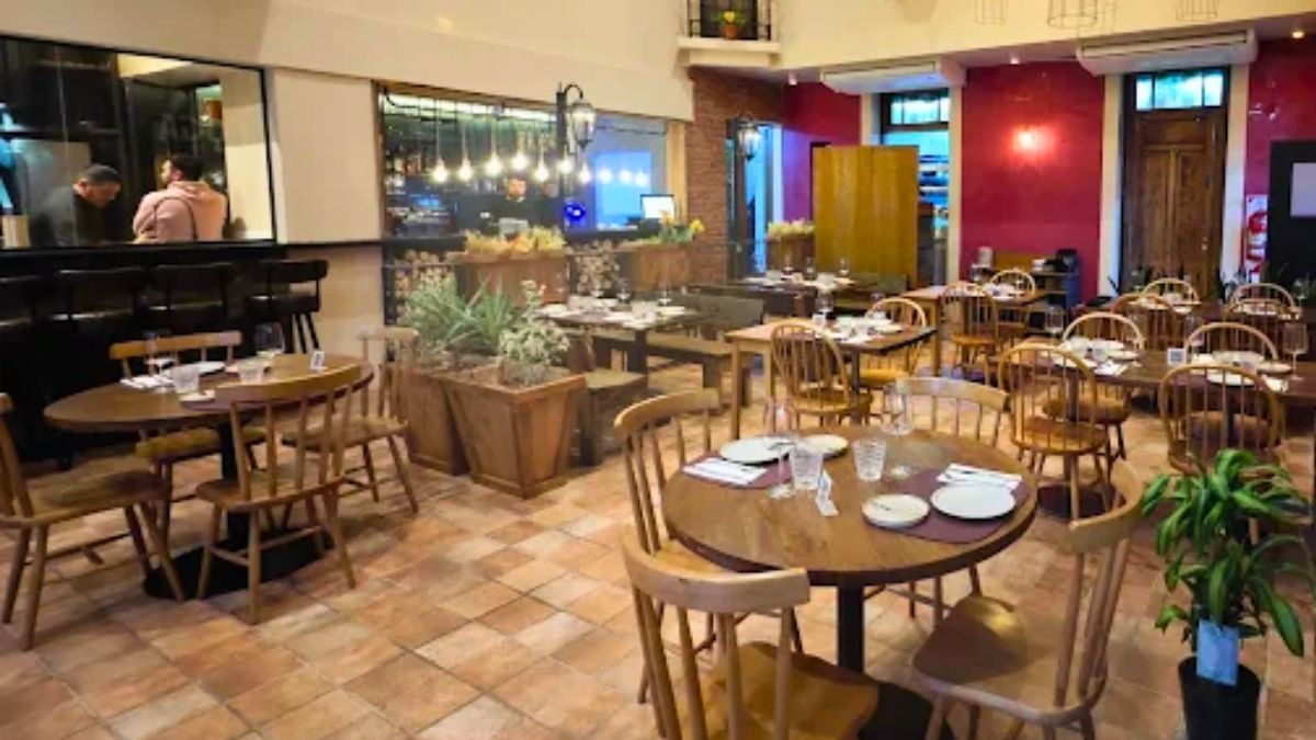 El coqueto interior del bodegón Foga Ahumados.