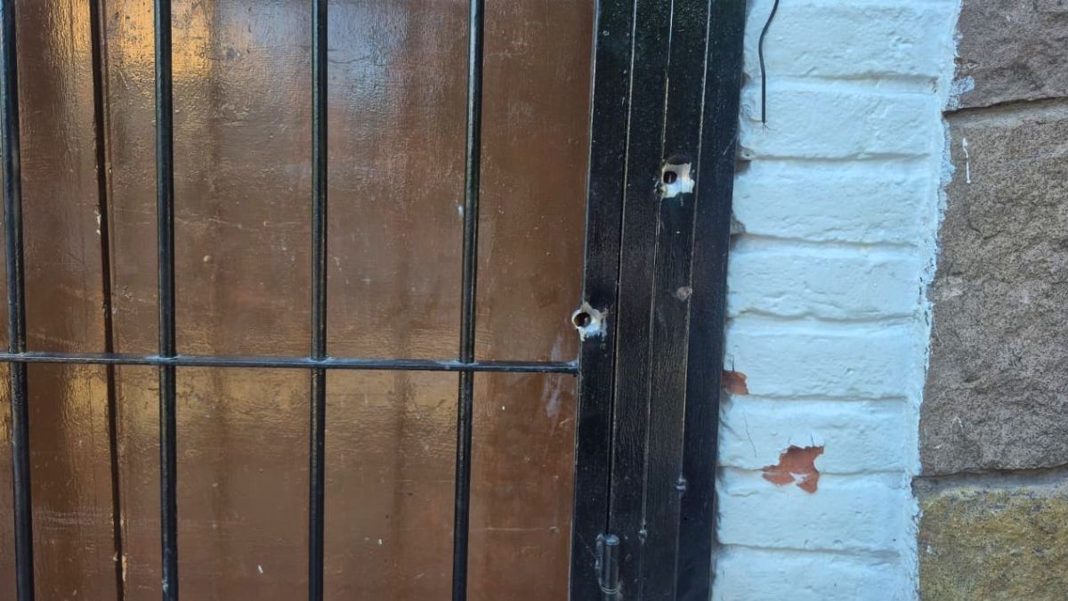 Además de las del crimen, otras balas impactaron en el frente de la propiedad. Foto: Pablo Gamba/Radio Nihuil