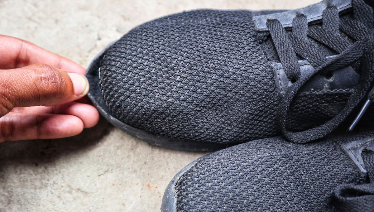 Un truco muy sencillo para recuperar las zapatillas rotas: con un producto y en 5 minutos.&nbsp;