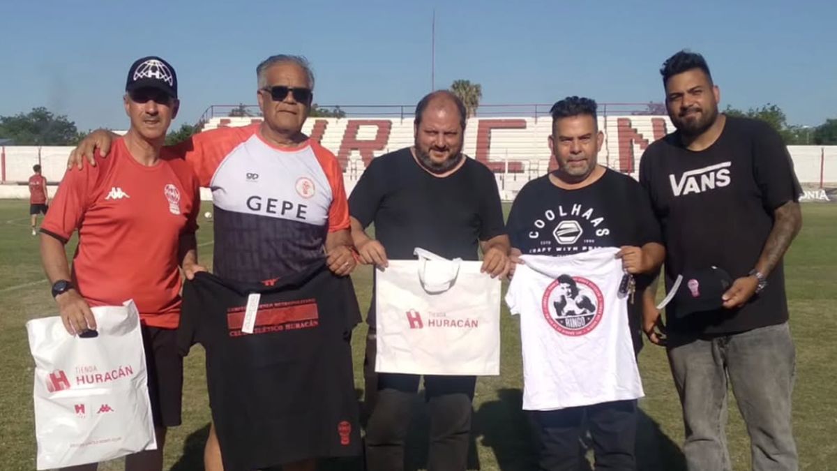 Dante Ponce e invitados en el club Huracán Las Heras. Foto: Gentileza Prensa Huracán Las Heras. 
