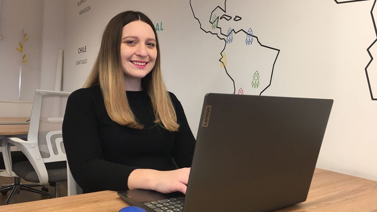 Martina consiguió su primer empleo fijo en blanco gracias al programa Enlazados.