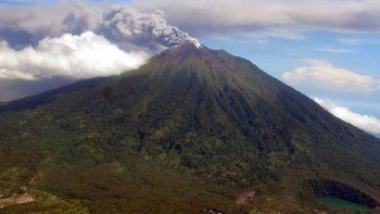9 heridos y 1 desaparecido en la erupción de un volcán indonesio