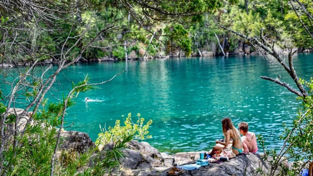 Arena blanca y aguas cristalinas: la Playa de Yuco queda en San Maretín de los Andes y es la más linda de la Patagonia Arena blanca y aguas cristalinas: la Playa de Yuco queda en San Maretín de los Andes y es la más linda de la Patagonia