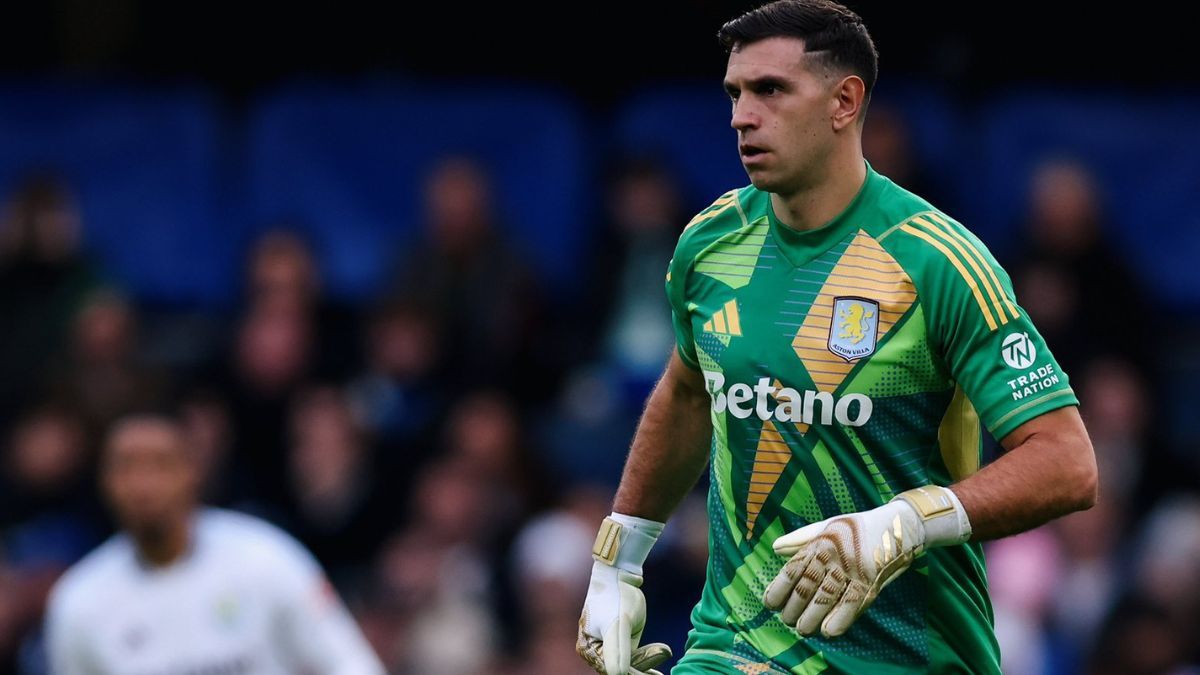 Dibu Martínez jugaría esta tarde ante el Brentford por la Premier League. 