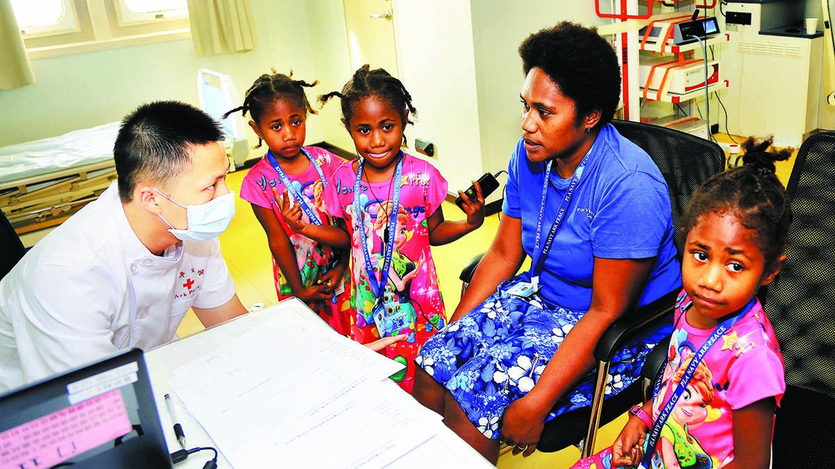 Una madre con sus trillizas consulta a un médico del ‘Arca de la Paz’ en Vanuatu en junio de 2018. SHI KUIJI / PARA CHINA DAILY