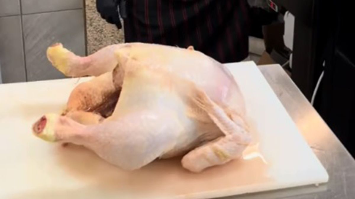 Trozar el pollo: un carnicero mostró cómo hacerlo y el video se hizo viral